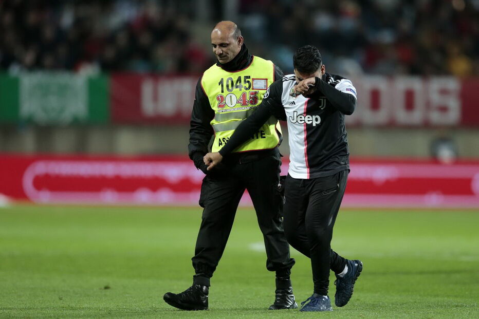 Homem e criança invadem relvado e conquistam abraço de Cristiano Ronaldo