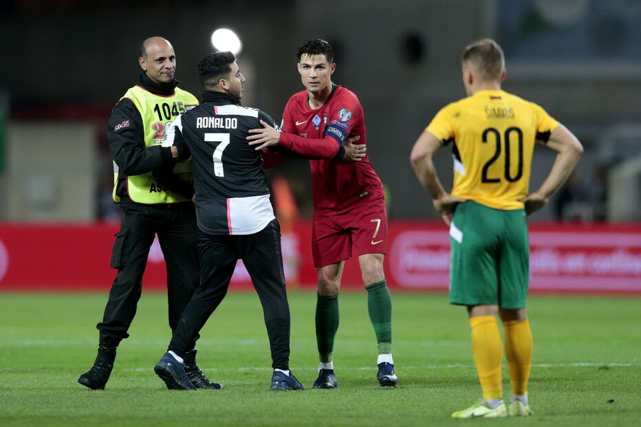 Homem e criança invadem relvado e conquistam abraço de Cristiano Ronaldo