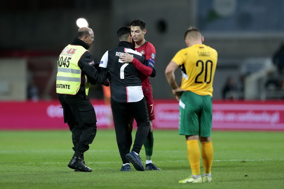 Homem e criança invadem relvado e conquistam abraço de Cristiano Ronaldo