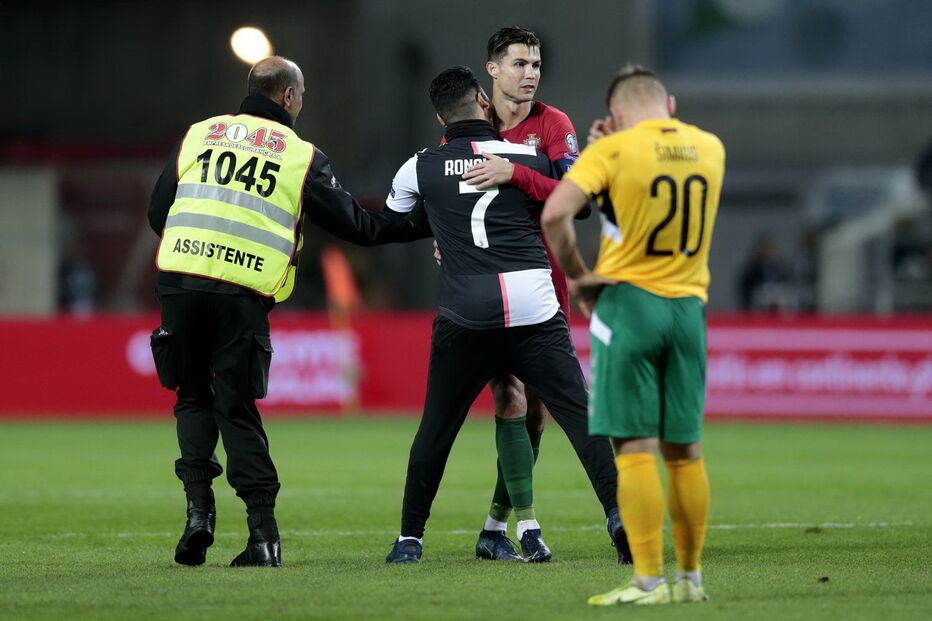 Homem e criança invadem relvado e conquistam abraço de Cristiano Ronaldo