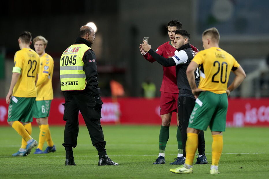 Homem e criança invadem relvado e conquistam abraço de Cristiano Ronaldo