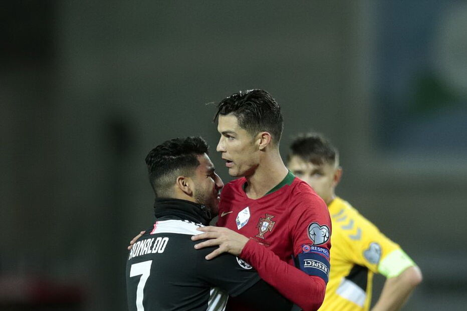 Homem e criança invadem relvado e conquistam abraço de Cristiano Ronaldo