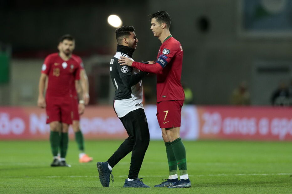 Homem e criança invadem relvado e conquistam abraço de Cristiano Ronaldo