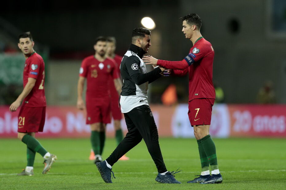 Homem e criança invadem relvado e conquistam abraço de Cristiano Ronaldo