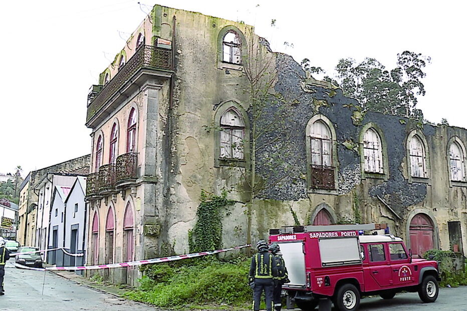 Parte de edifício devoluto ruiu sobre armazém, ontem à tarde, na rua do Freixo