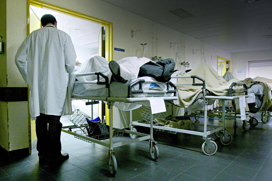 Falta de médicos e doentes nos corredores são situações recorrentes