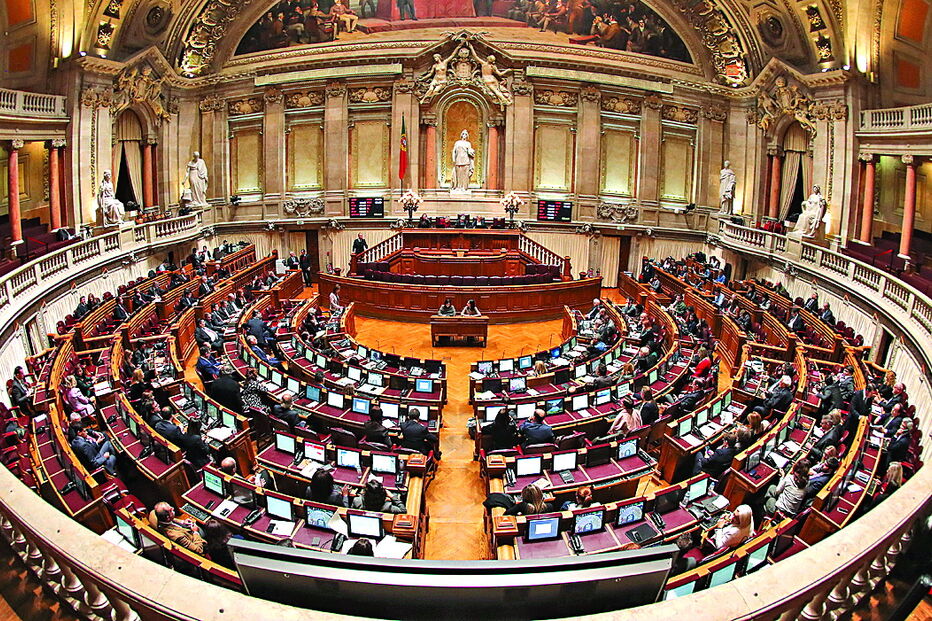 Deputados do PS e PSD avançaram com propostas para adequar as regras do parlamento aos pequenos partidos 