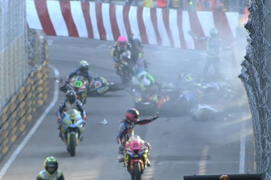 Prova de motos do GP Macau termina definitivamente com aparatoso acidente com seis pilotos. Três ficaram feridos