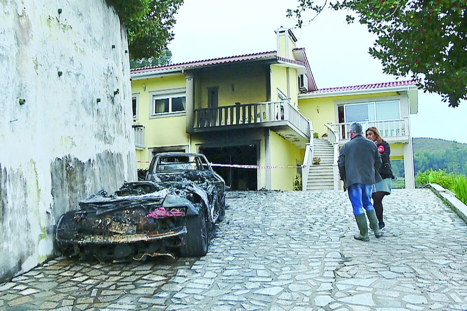 Carros no valor de 100 mil euros arderam dentro de garagem