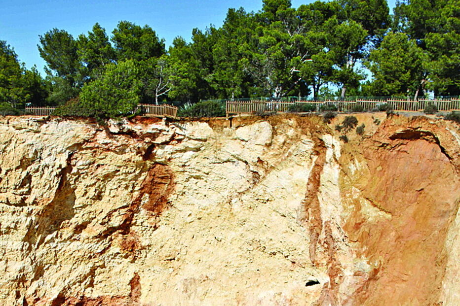 Pedras e terra desabaram na zona de Vale Currais