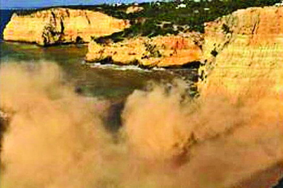 Momento da derrocada foi registado em imagem