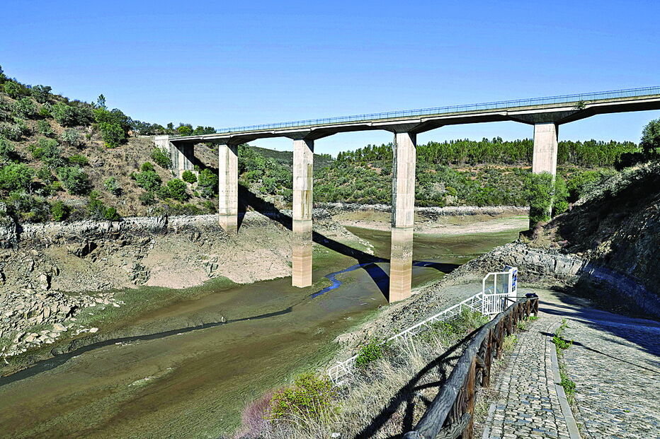 Rio Tejo está com pouca água há vários meses, situação que está a causar graves problemas ambientais e económicos 