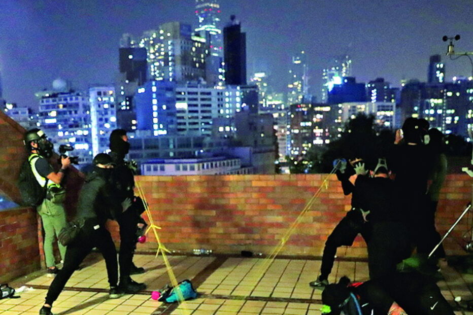 Polícia de Hong Kong ameaça usar balas verdadeiras
