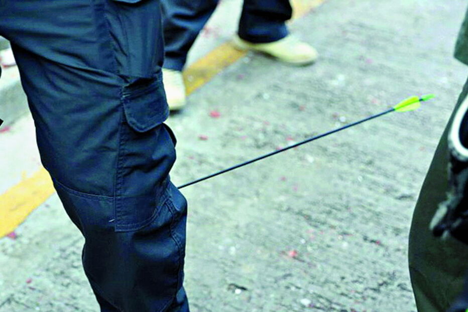Polícia foi hospitalizado depois de ser atingido na perna com uma flecha 