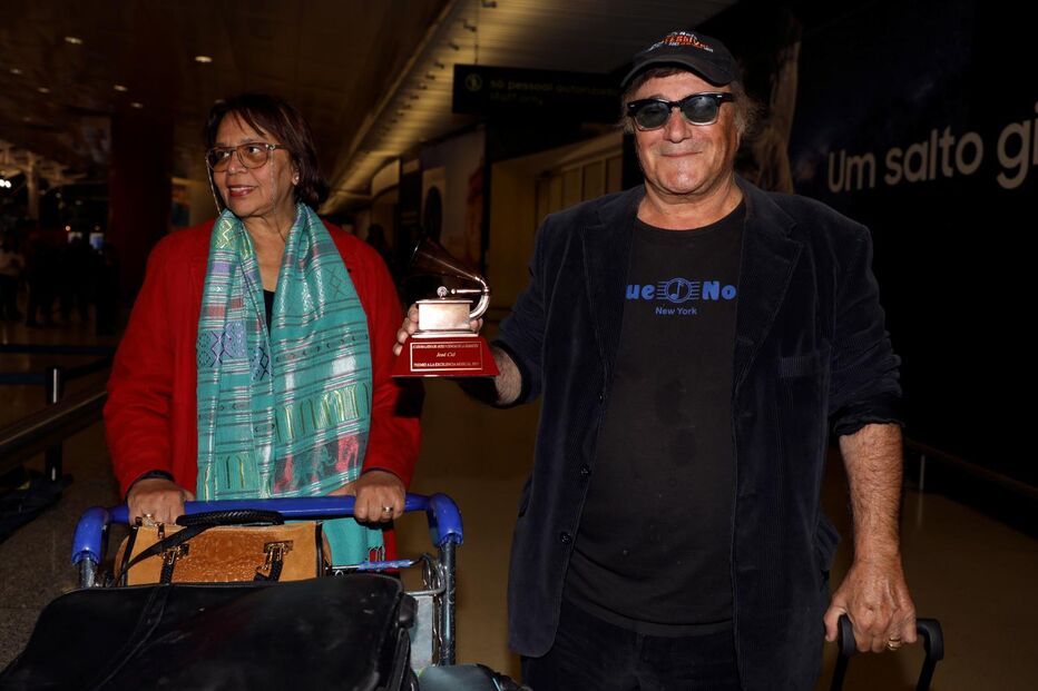 José Cid com o Grammy, na chegada ao aeroporto de Lisboa, acompanhado pela mulher, Gabriela Carrascalão