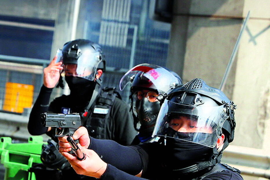 Universidade Politécnica de Hong Kong  foi palco de violentos confrontos durante o fim de semana, com centenas de estudantes a resistirem por todos os meios ao avanço da polícia. Dezenas de pessoas ficaram feridas e as autoridades ameaçaram usar balas verdadeiras após um agente ter sido ferido numa perna por uma flecha