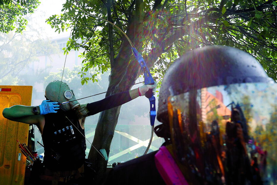 Universidade Politécnica de Hong Kong  foi palco de violentos confrontos durante o fim de semana, com centenas de estudantes a resistirem por todos os meios ao avanço da polícia. Dezenas de pessoas ficaram feridas e as autoridades ameaçaram usar balas verdadeiras após um agente ter sido ferido numa perna por uma flecha