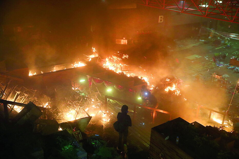 Estudantes incendiaram uma barricada num dos acessos à universidade 