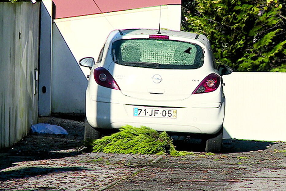 Explosão provocou danos até em vidros de automóveis 