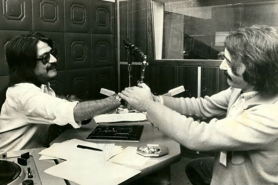 José Mário Branco com o radialista António Macedo na Rádio Comercial