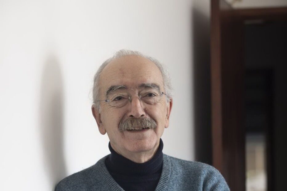 O músico fotografado durante uma entrevista na sua casa, em Lisboa.