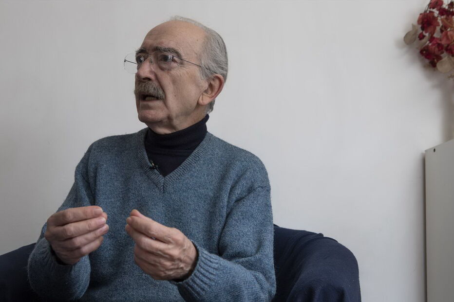 O músico fotografado durante uma entrevista na sua casa, em Lisboa.