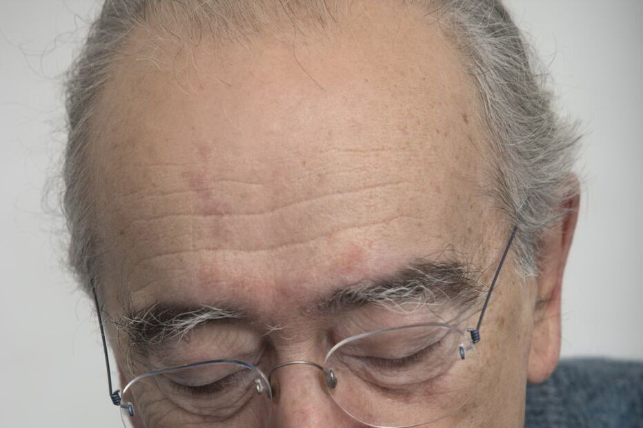 O músico fotografado durante uma entrevista na sua casa, em Lisboa.