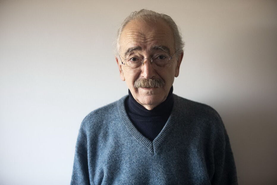 O músico fotografado durante uma entrevista na sua casa, em Lisboa.