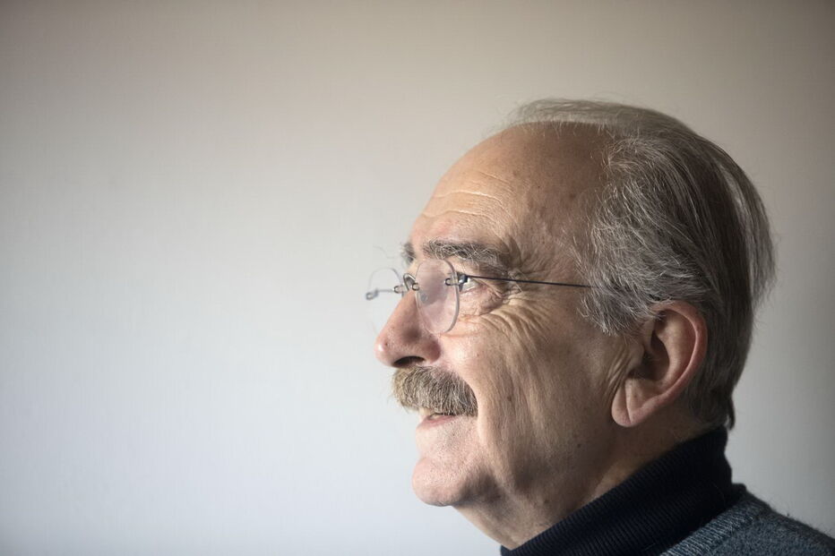 O músico fotografado durante uma entrevista na sua casa, em Lisboa.