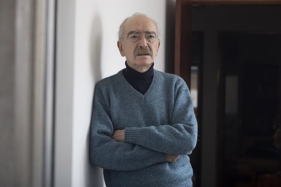 O músico fotografado durante uma entrevista na sua casa, em Lisboa.