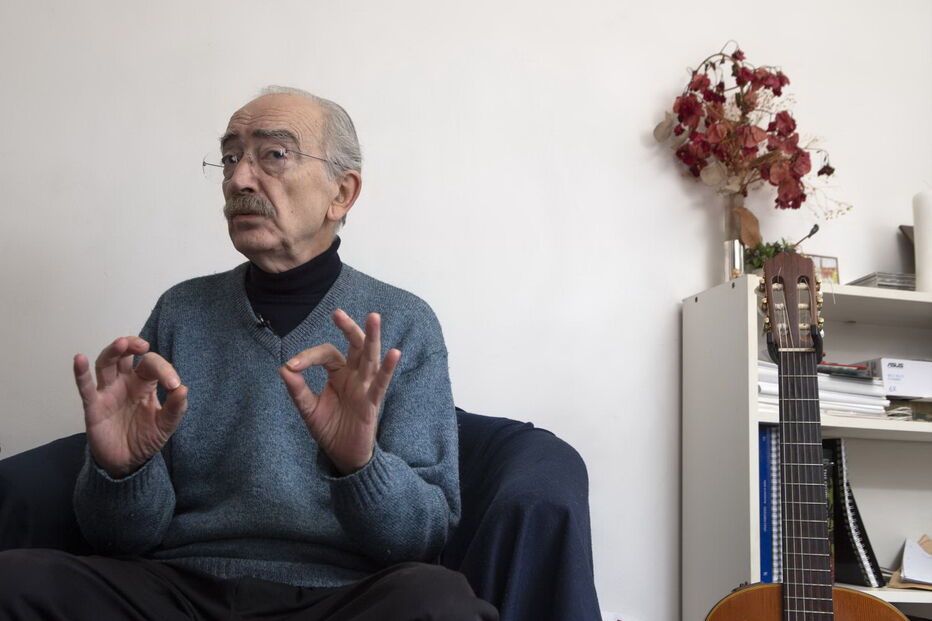 O músico fotografado durante uma entrevista na sua casa, em Lisboa.