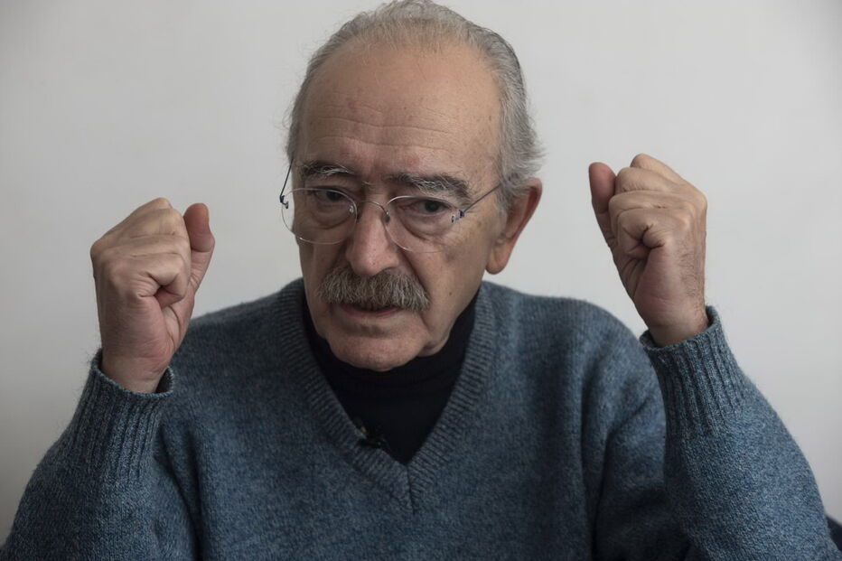 O músico fotografado durante uma entrevista na sua casa, em Lisboa.