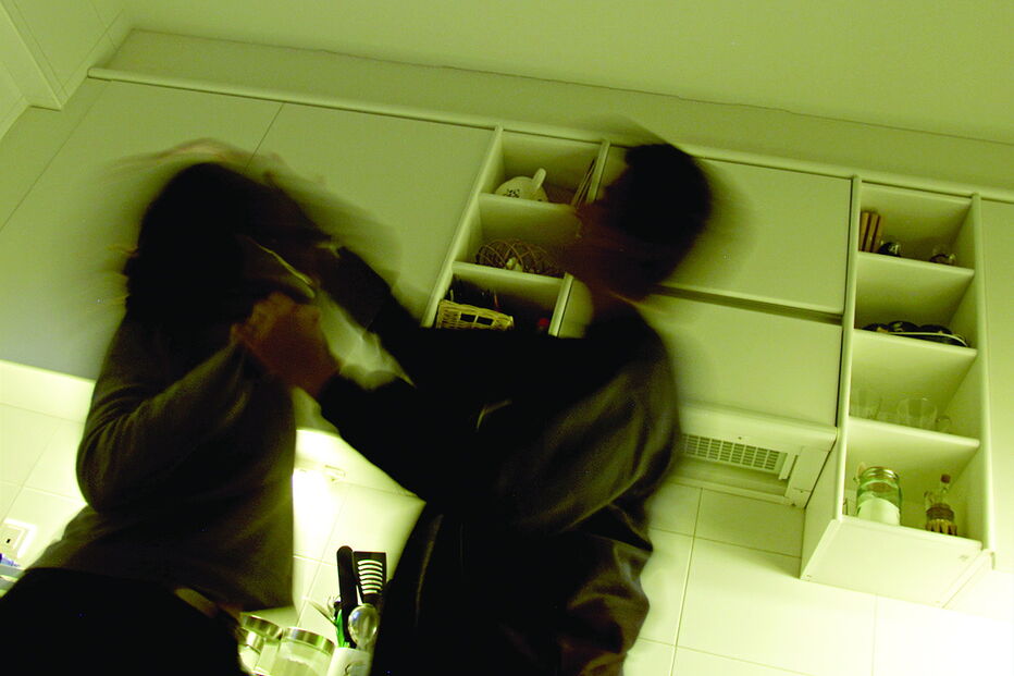 Mulher foi levada para casa pelo ex-companheiro e atacada com violência. Homem foi detido pela PSP