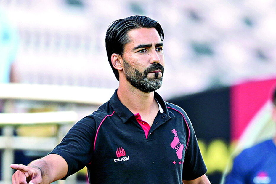 Vasco Faísca tem 39 anos e é treinador do Olhanense 