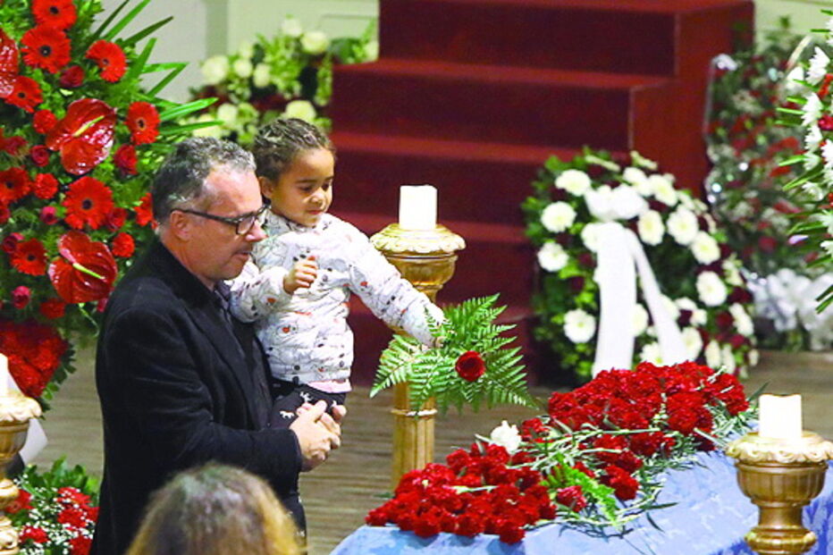 Familiares perto da urna de José Mário Branco, em Lisboa 