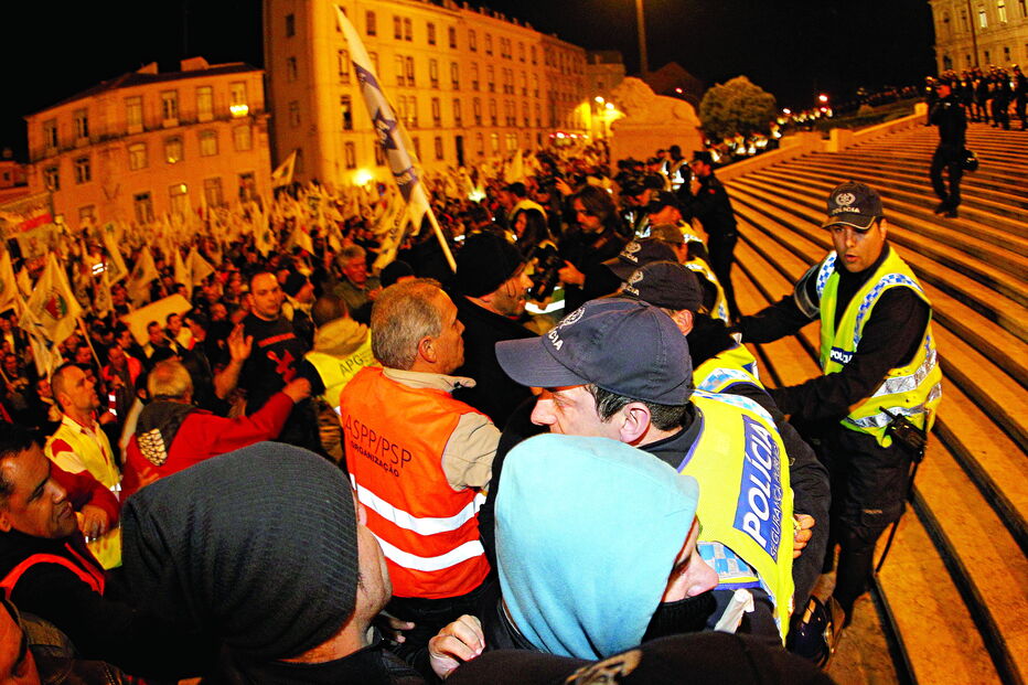 Polícias a subir a escadaria do Parlamento na manifestação de 2014. Também o fizeram em 2013 e 2018