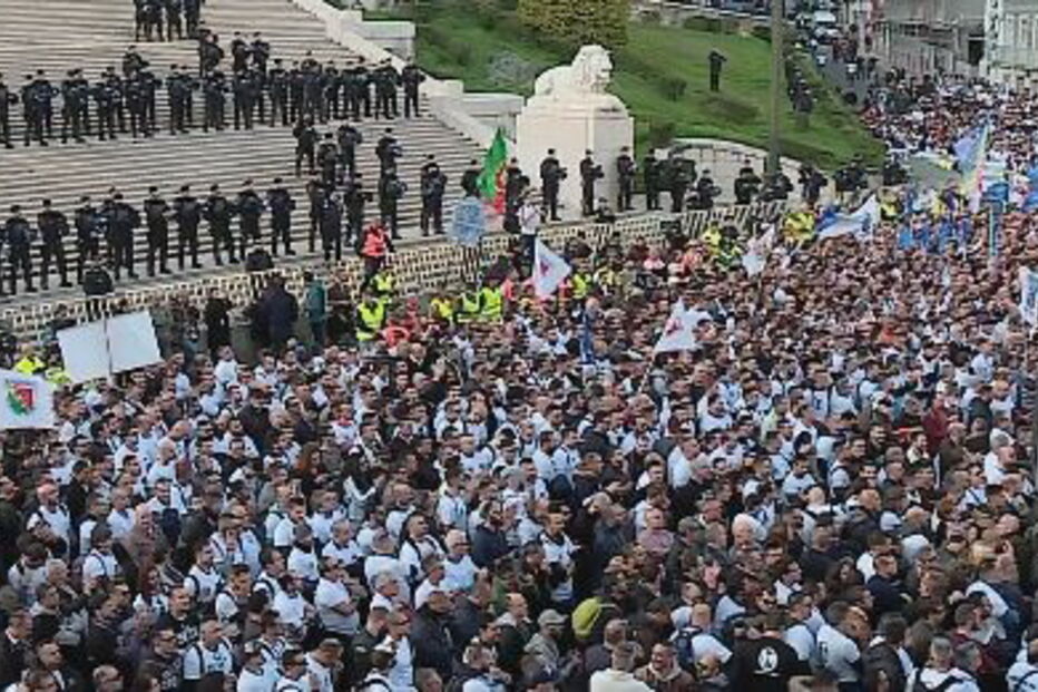  Manifestantes cantam hino nacional de costas voltadas para Assembleia