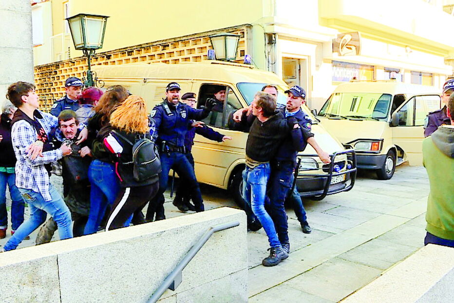 Familiares revoltados com a decisão judicial tentaram chegar à carrinha onde foi transportado um dos arguidos