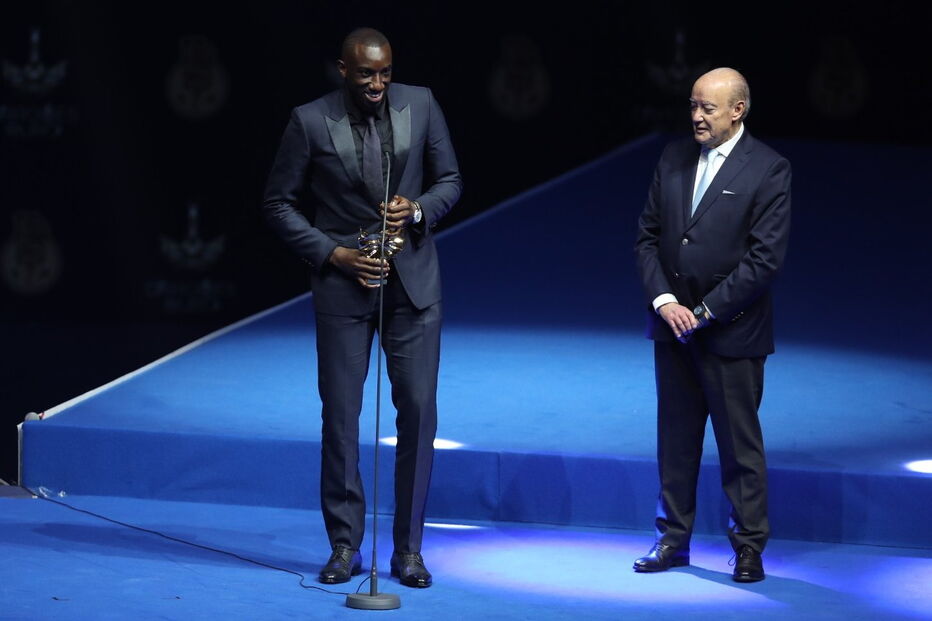 Marega recebe 'Dragão de Ouro' para futebolista do ano