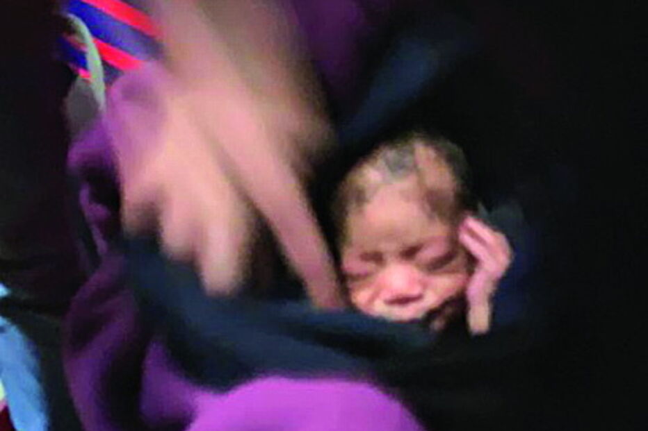 Bebé que foi deitado ao lixo pela mãe