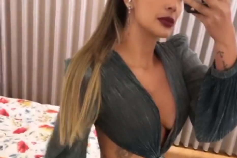 Cindy Garcia exibiu decote revelador