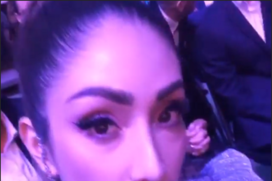 Cindy Garcia exibiu decote revelador