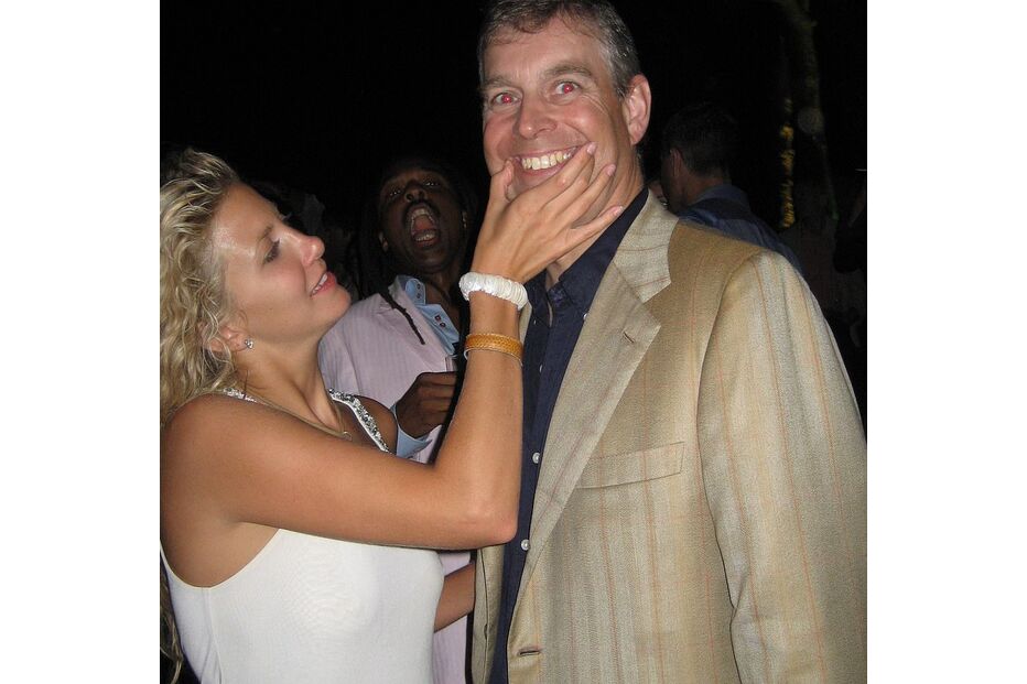 Príncipe André diverte-se em festas loucas