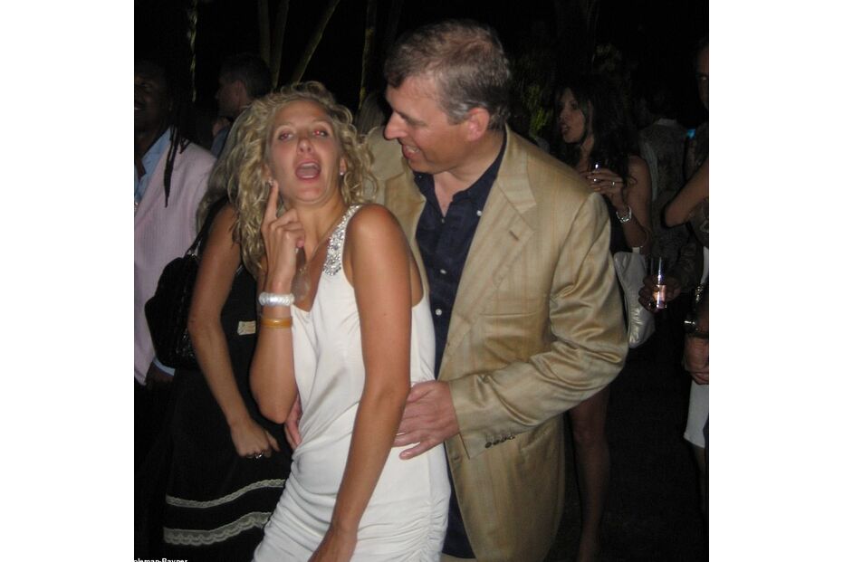 Príncipe André diverte-se em festas loucas