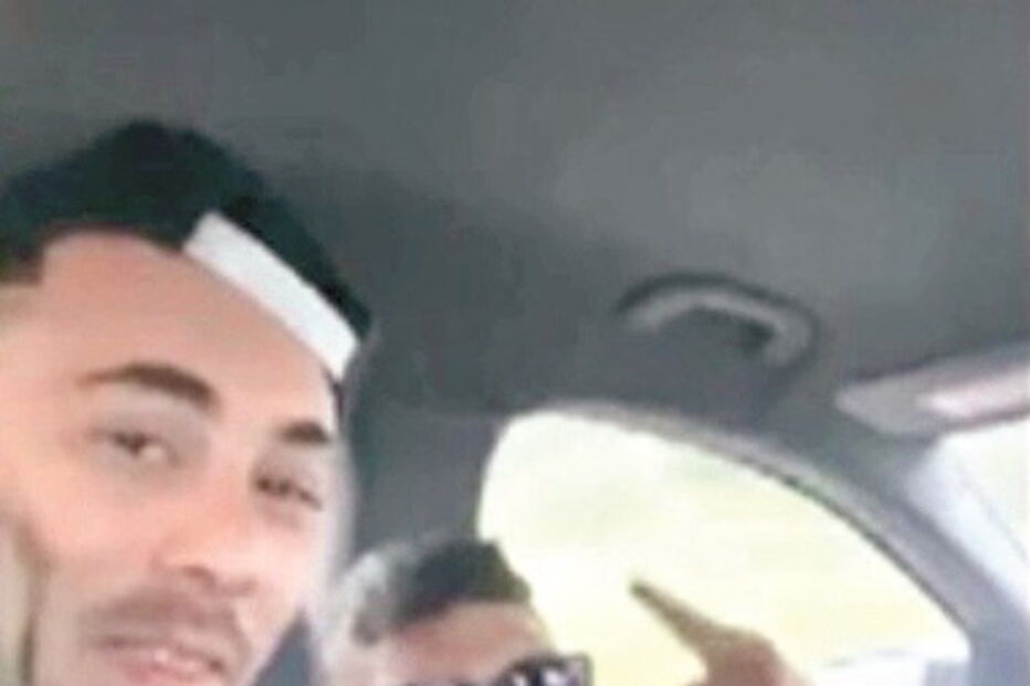 Filmes nas redes sociais mostram armas (no círculo)  e folia do trio no interior  de vários carros roubados