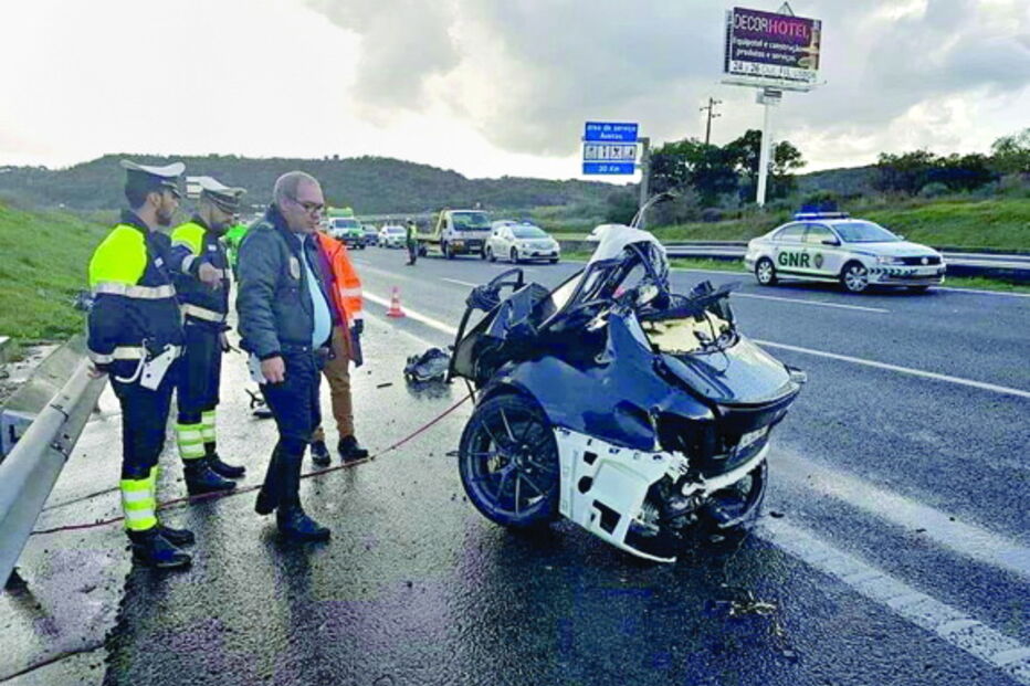 Carro ficou partido ao meio na A1, no Cartaxo