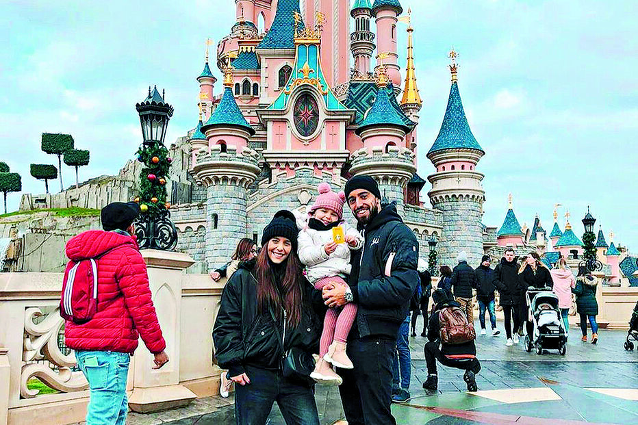 Bruno Fernandes dá passeio em família na Disney em Paris