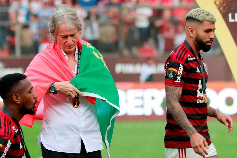 Jorge Jesus celebra conquista da Taça Libertadores com a bandeira portuguesa às costas