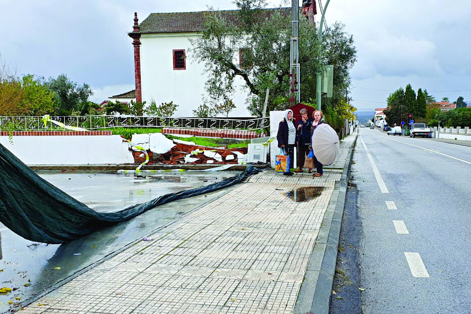Acidente ocorreu em São Miguel de Poiares e destruiu um muro