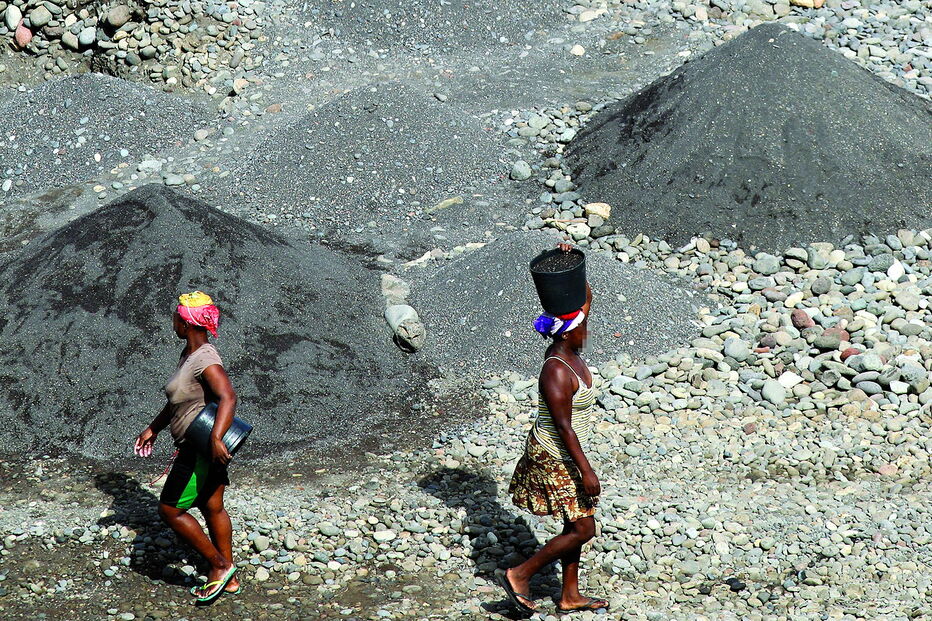 Extração de areia está a despir leitos de rios e praias, assim como a destruir florestas